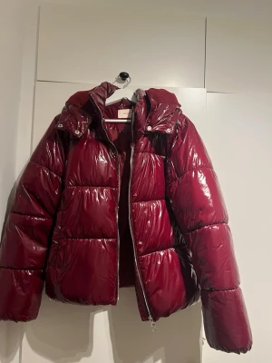 Populär pufferjacka från Nelly - Säljer den populära och slutsålda vinröda pufferjacka från Nelly 💖 Storlek M, knappt använd 🫶🏼 perfekt skick 