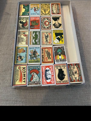 Vintage Tändsticksaskar Swedish Match - En kollektion av tändstickor/askar från Swedish Match sent 90-tal/tidigt 2000-tal. Perfekt till samlaren, den som älskar gamla askar eller till dig som har slut på tändstickor. Fullt fungerande tändstickor. Lådan innehåller 21st - samtliga fulla med tändstickor.  Mitt pris: 199kr  Hör av dig vid frågor och se gärna mina andra annonser också!   Skickas snabbt, tryggt och säkert i spårbart paket. Mvh, Jakob Nilsson