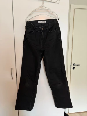 Bershka flared jeans  - Flared jeans med medium hög midja från bershka. Fint skick. 🌷