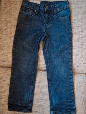 Ralph Lauren jeans - Den skavank jag har hittat är att är att stygnen som håller fast lappen på baksidan har börjat gå upp. Som storlek står det 4/4T jag skulle nog säga att de motsvarat ca stl 98.