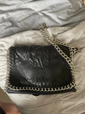 Tiamo väska med kedjor - Slitaget ser ni på sista bilden, därav priset