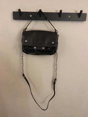 Svart handväska - Snygg svart axelväska som knappt är använd!!