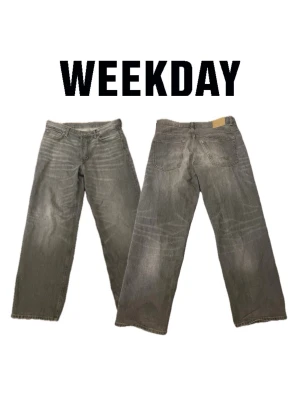 Weekday Jeans - Säljer dessa feta weekday jeans! Modellen heter Sphere Low Loose och har riktigt snygga fades! 🤩 Funkar till alla möjliga outfits och är riktigt sköna. 🔥  Mått; Midja: 43 cm, ytterbenslängd: 103 cm, benöppning: 24 cm. Öppen för frågor i DM!