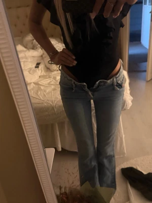 Ljusblå diesel bootcut jeans - Kolla alla bilderna, priset baseras på slitningarna som finns 