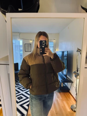 Retro dunjacka Only - Använd 4-5 gånger. Lite boxig i modellen. Passar S-M