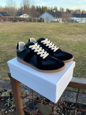 Svarta Maison Margiela Gats / Replicas - Riktigt schyssta sneakers från Maison Margiela! Passar allt, passar (nästan) alla stilar och är i övrigt ba en riktigt stilren och minimalistisk sko. Helt oanvända, 10/10 skick. Priset är inte fast, skriv vid minsta lilla fundering! 😆