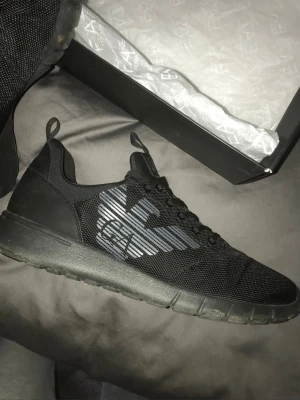Emporio Armani skor EA7 strl 44 2/3 - Hej! Säljer mina Emporio Armani EA7 sneakers i svart, använt dom endast 1 gång!