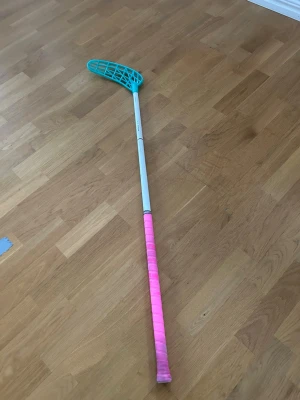 Unihoc innebandy klubba - Säljer en unihoc MAX 26 inte ett enda slag då det är min tredje klubba och har använt den en halv träning typ sitter iallafall ett turkost unilite blad typ nytt inte använt så mycket och en rosa Linda på det. Hör av er om ni vill diskutera pris osv! 