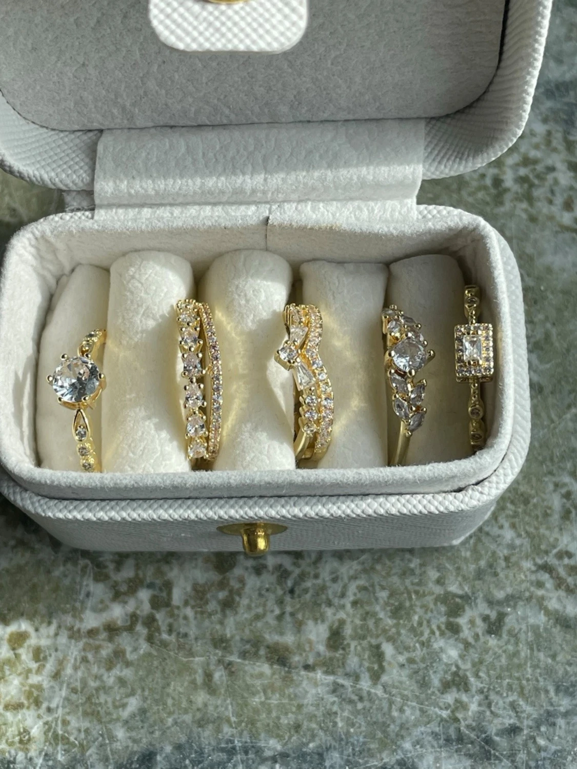 Set med fem guldpläterade och justerbara ringar