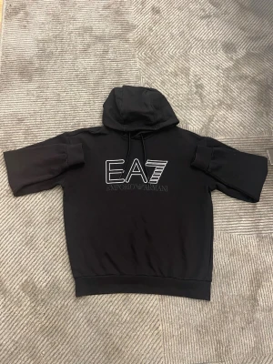 Ea7 hoodie - En mycket fin Armani hoodie som är i mycket bra skick och som passar folk med storlek xs  skriv för mer information.