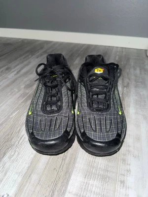 Nike Air Max Plus Tn Svart/grön - Nike Air Max Plus Tn svart/görn i storlek 40. Mycket bra skick använd 1-2 gånger. Inga tecken på skador eller användning.