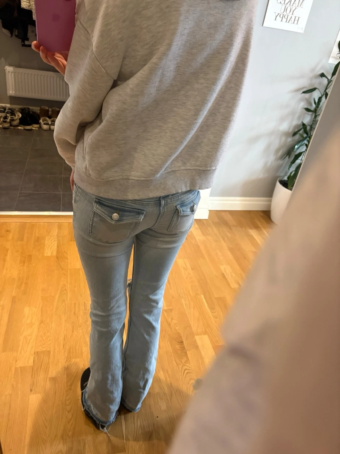 Ljusblå slitna jeans med hål - 1