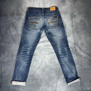 Nudie dry denim - Storlek: L34, W33, modell: Grim Tim || Skick: Mycket bra || Nypris: Ca 3000kr || Följ för liknande produkter 🍾🌊