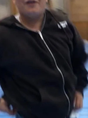 Svart zip-hoodie med vit dragkedja - En svart hoodie med huva och vit dragkedja framtill. Hoodien har en enkel design och är tillverkad i ett mjukt material som passar perfekt för en avslappnad stil. Passar dig som gillar klassiska och stilrena plagg.