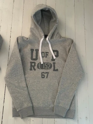 Ralph Lauren hoodie herr, storlek S - Hej! Säljer denna riktigt schyssta hoodie från Ralph Lauren. Den är i storlek M men sitter en storlek litet och passar därför som en S. Den är endast använd någon enstaka gång och är därmed i ett nyskick. Original lappar och påse finns kvar och medföljer naturligtvis vid köp. Jag fraktar alltid snabbt! Mvh