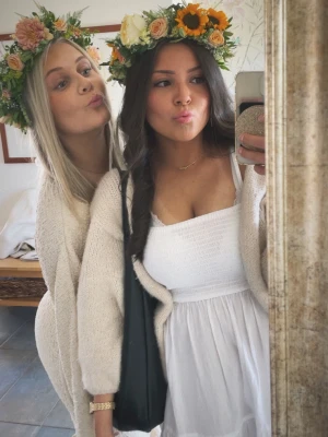 Beige stickad kofta  - Mysig beige stickad kofta i bra passform. Koftan har lång ärm och är perfekt att slänga över en klänning eller topp. Enkel och stilren design utan knappar eller dragkedja