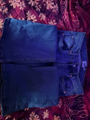 Snake flare jeans!!👖 - Full length snake flare i stolek M från 157 med mid waist midja. De är lite stretchiga och har mjukt material🫶🏻De har vanliga fickor på baksidan!!                    Längd:114,5cm långa                                                                  Bredd:Typ 27cm (26,8)                                                              Midja:76cm                                                                                 ‼️fråga om vill se på (för att se hur de sitter)‼️