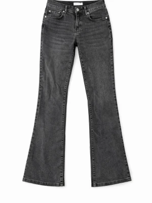Svarta bootcut jeans med utsvängda ben - Snygga svarta bootcut jeans med utsvängda ben och klassisk femficksmodell. Jeansen har hög midja och är gjorda i ett mjukt denimtyg med lite stretch för extra komfort. Perfekta för dig som vill ha en trendig siluett och gillar retrovibbar.