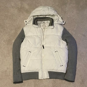 Cardigan stickad vit/grå - Bra vår cardigan. Har lite slitage på baksidan 