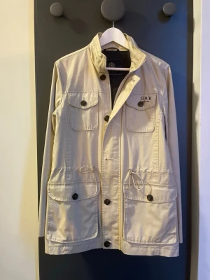 Beige field jacka - Tja, säljer denna field jackan från Henri Lloyd. Mycket bra skick och storlek S men kan även passa M. Passar perfekt nu inför våren. Priset är inte hugget i sten!// Alex closet✨✨