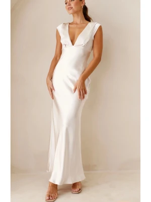 Champagnefärgad balklänning med v-ringning - Säljer denna balklänning i champagne färg då den inte passar, Står inget märke i klänningen, köpt oanvänd från plick.  Ser precis ut som klänningen på två första bilderna.  Är i parfekt skick. Passar S/M🙌