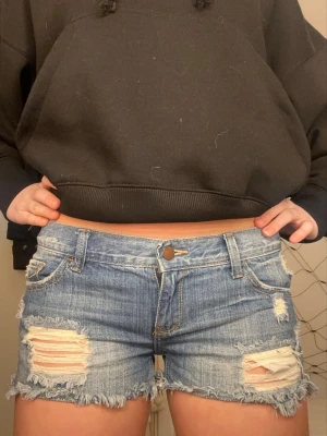 Lågmidjade jeansshorts  - Så snygga lågmidjade jeansshorts! Midjemåttet tvärs över är 42cm💗💗