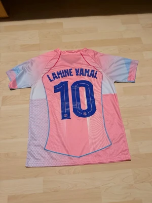 Lamine Yamal #10 Barcelona Pink Limited Edition 2025/26 - Stilren fotbollströja i helt nyskick. Tröjan har inte använts en enda sekund.