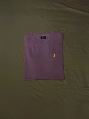 Polo Ralph Lauren Classic Fit Cotton Jersey Crewneck t-shirt i färgen lavendelilla/syrenlilla - En lila Polo Ralph Lauren Classic Fit Cotton Jersey crewneck. 100% bomull. 📦Fraktar inom 2-3 dagar. Hör av er vid frågor eller funderingar😊