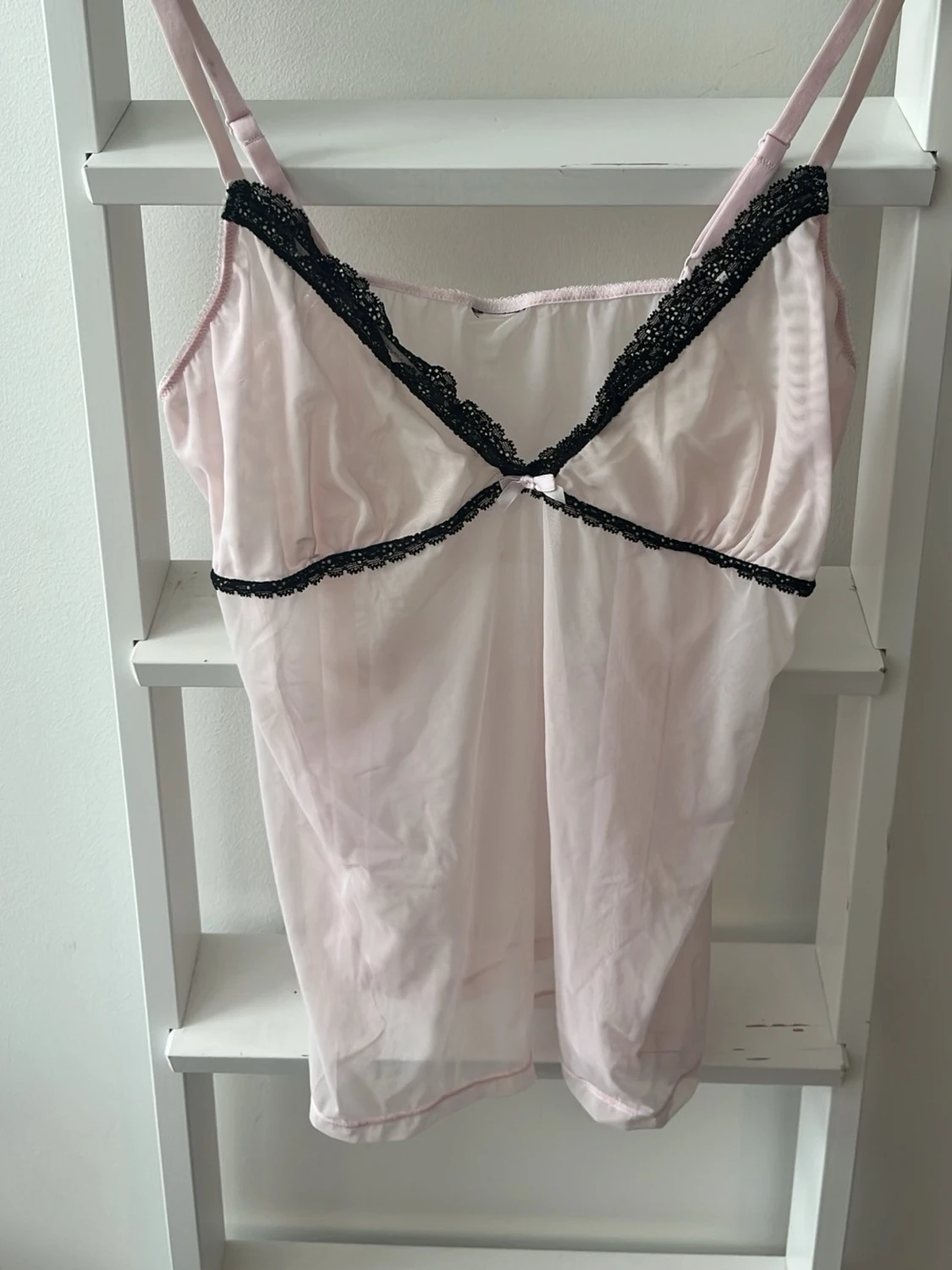 Ljusrosa nattlinne med svart spets 