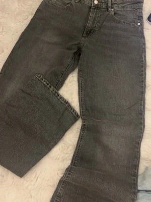 Svarta raka jeans från Perfect Jeans Gina Tricot  - Säljer ett par svarta raka jeans från Perfect Jeans i storlek 38. Jeansen har klassisk femficksmodell, hög midja och silverfärgade detaljer. Materialet är kraftigt denim som ger en snygg vintagekänsla. Perfekta till en avslappnad streetstyle-look. Har inte använt dessa nån gång 