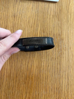 Luis Vuitton armband - Tja, säljer detta ganska gamla Louis Vuitton armbandet, säljer då jag inte använder det längre, har varken papper osv men kan garantera äktahet. Armbandet är i väldigt använt skick, men vid användning syns knappast något slitage alls. Säljer för billigt och vill inte gå ner i för mycket i pris! 