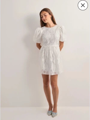 Vit klänning - Vit klänning från Gina som inte längre säljs. Säljer den då jag inte tyckte den satt snyggt på mig🥰