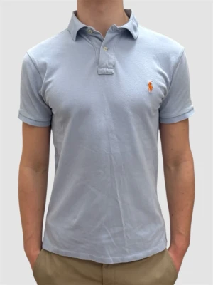 Ralph Lauren - Klassisk ljusblå piké från Ralph Lauren som passar perfekt till sommaren! Pikén är i mycket fina skick och modellen är 185 cm! Nypriset är cirka 1200 kr. Hoppas du blir nöjd, Sbstyle:)