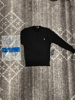 Svart ralph lauren knit sweater - Använd 1 gång förut, svart ralph lauren sweater i storlek S. Skit snygg o jätte skön, man kan ha på sig den seriöst överallt