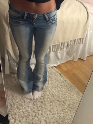 Lågmidjade jeans - Säljer dessa lågmidjade bootcut jeans från Gina