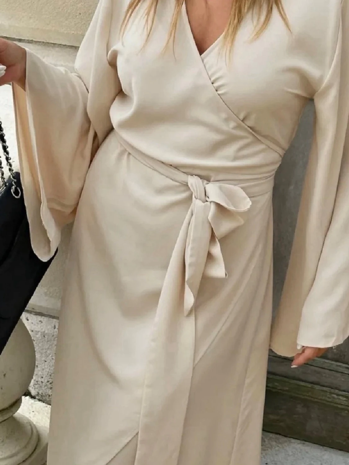 Beige omlottklänning med knytband