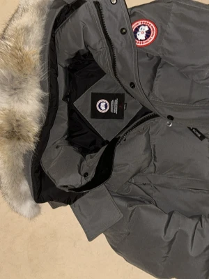  Canada Goose grey/red badge - Använt den knappt fick den och en svart så jhar bara använt den svarta.