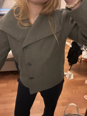 Supersnygg grå kappa💓 - Knappt använd. Storleken är 158/164 men är ganska stor i storleken💗från Gina young💓💓💓