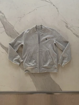 Grå zip hoodie från Polo Ralph Lauren - Snygg ljusgrå hoodie med dragkedja från Polo Ralph Lauren | Mycket bra skick | pris kan diskuteras!