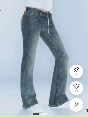 Bootcut jeans från Cheap monday jeans  - Snygga bootcut jeans i tvättad blå demin från Cheap monday i färgen ”puddly blue”. Jeansen har en lätt utsvängd passform.  Storlek 27/32