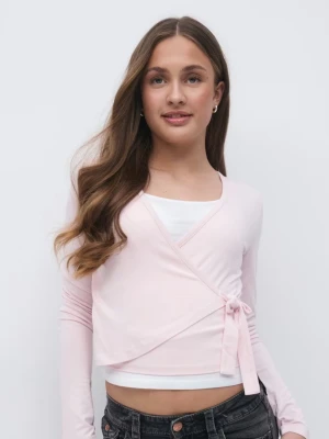 Ljusrosa omlottopp med knyt - Supersöt ljusrosa omlottopp med knyt i sidan och långa ärmar. Toppen är croppad och har en smickrande v-ringning. Perfekt att styla med jeans eller kjol för en trendig look.