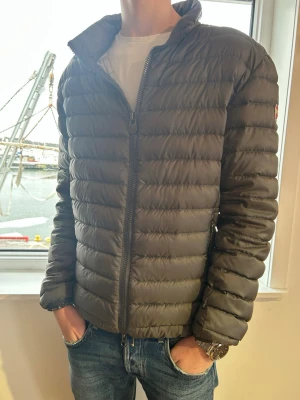 Colmar dunjacka - Riktigt snygg colmar inför våren. Jackan är i extremt bra skick och tecken på användning skulle jag inte säga finns. Storleken är M men passar mer som en L. Startpriset är 899 men kan diskuteras😁😁
