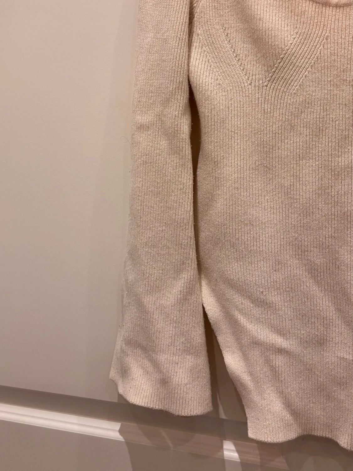 Beige stickad tröja med fyrkantig ringning - 6