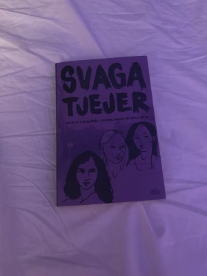 Svaga tjejer av Bjurbo & Lindbäck - En lila inbunden bok med titeln 'Svaga tjejer', skriven av Lisa Bjärbo, Johanna Lindbäck och Sara Ohlsson. Omslaget har illustrationer av tre tjejer i svart och lila. Boken ges ut av Gilla Böcker och riktar sig till unga vuxna.