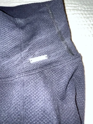 Aimn tights - Säljer då de är för små, inga defekter.