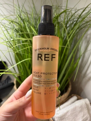 REF Heat Protection No 230 spray - Ref värmeskydd. Säljer pga funkade inte alls på mitt hår. Bild 2 visar hur mycket som är kvar.