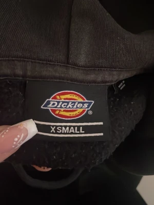Svart dickies zip  - svart dickies zip hoodie i storlek X small. Passar mig som är xs 