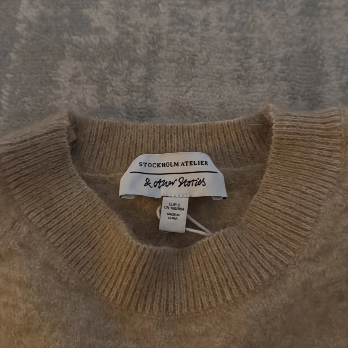 Beige stickad t shirt från & Other Stories - 1