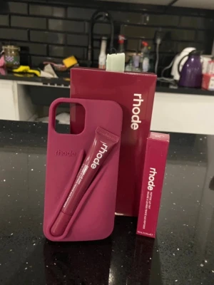 Rhode skal och liptint - Passar iphone 13/14/15 pro max. Helt nytt all på bilden följer med!