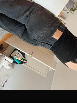 Svarta raka jeans från Weekday - Säljer ett par svarta jeans från Weekday med rak passform och hög midja💕 Bara använda en gång så i nyskick🥰